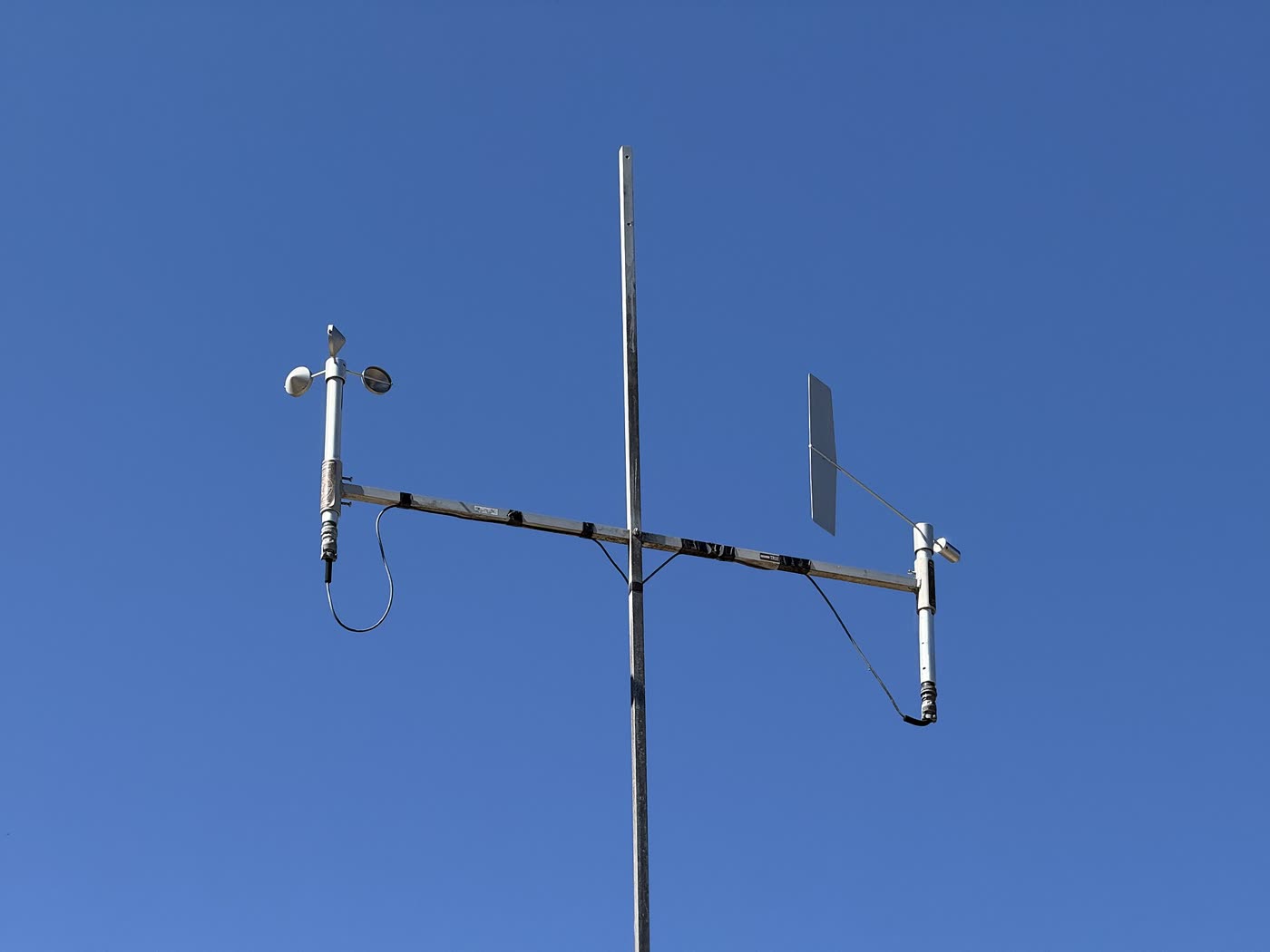 Estación meteorológica automática registrando variables ambientales